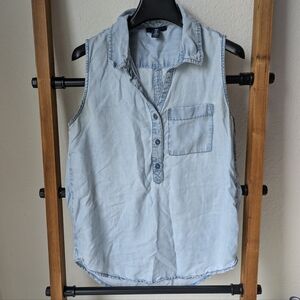 GAP Women's Light Blue Sleeveless Button Down Shirt - Size XS